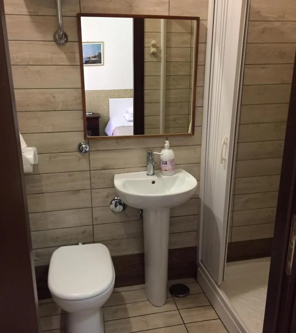 Hotel Vittorio Veneto Napoli 2*, Неаполь